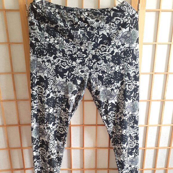 LULAROE LEGGINGS STRETCH BANDED BLACK & WHITE FLORAL WOMENS SIZE TALL & CURVY - Picture 1 of 6